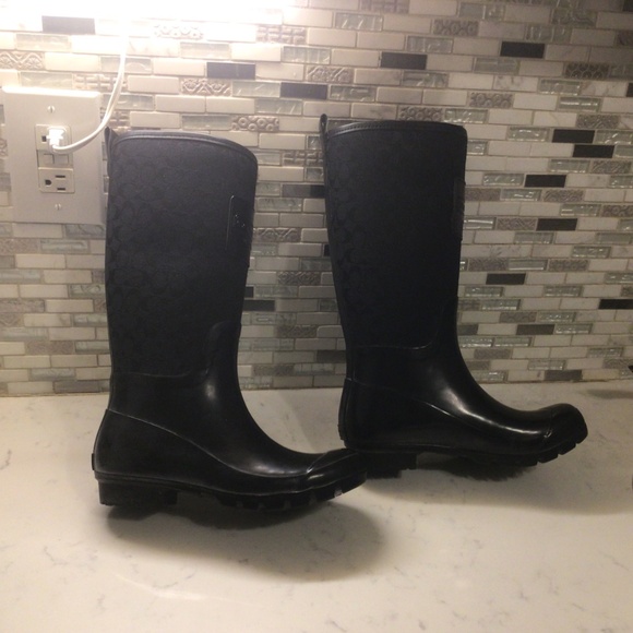 Coach size 6B Pearl Monogram Signature Shiny Rubber Rain/Snow Boots - Picture 7 of 8